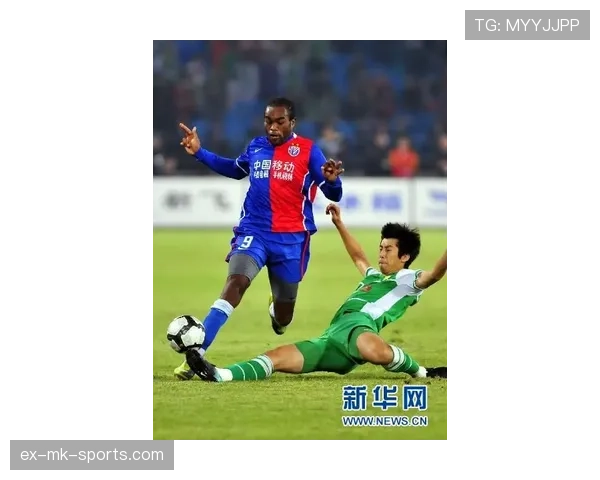 铲球先触球为何仍被判犯规？规则拆解“连人带球”判罚逻辑